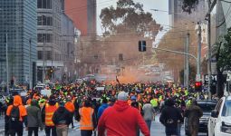 Pekerja Konstruksi Melbourne Menggelar Unjuk Rasa Menentang Aturan Pembatasan COVID-19 dan Vaksinasi - JPNN.com