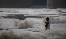 Warga India Rayakan Hari Keagamaan dengan Mandi di Sungai Penuh Limbah Industri - JPNN.com