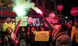 Ribuan Perempuan Turki Minta Dilindungi, Rezim Erdogan Tembakkan Gas Air Mata dan Peluru Karet - JPNN.com