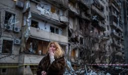 Foto-Foto Warga Ukraina di Tengah Kerusakan Tempat Tinggal Mereka Akibat Perang - JPNN.com