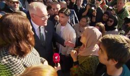 Berlinang Air Mata, Perempuan Asal Afghanistan Memohon kepada PM Australia - JPNN.com