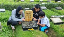 Lebaran Dua Tahun Lalu Ibu dan Kakaknya Menjemput di Bandara, Kini Andrian Hanya Bisa Mengunjungi Makam Mereka - JPNN.com