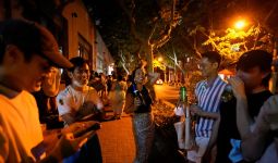 Warga Shanghai Bersuka Ria dengan Berakhirnya Lockdown Ketat Selama Dua Bulan Terakhir - JPNN.com