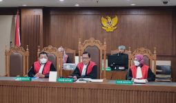 Keluarga Korban Pencemaran Obat Sirop Mengutarakan Kekecewaan Usai Sidang Ditunda di Jakarta - JPNN.com