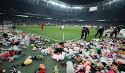 Cara Unik Penggemar Sepak Bola di Turki Untuk Menghibur Anak-anak Korban Gempa - JPNN.com