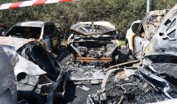 Baterai Kendaraan Listrik Picu Kebakaran di Bandara, Lima Mobil Hancur - JPNN.com