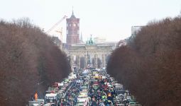 Dunia Hari Ini: Para petani di Jerman Turun ke Jalan Memprotes Kenaikan Pajak - JPNN.com