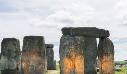 Dunia Hari Ini: Monumen Prasejarah Inggris jadi Sasaran Serangan Aktivis Iklim - JPNN.com