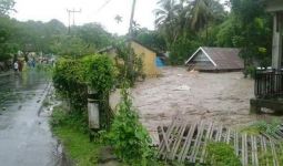 Sedih...104.378 Jiwa Mengungsi Akibat Banjir Bima - JPNN.com