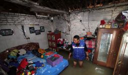 Jelang Tahun Baru, 145 Rumah Sibuk Urus Banjir - JPNN.com