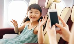 5 Cara Mudah Meringankan Nyeri Telinga Anak saat di Pesawat - JPNN.com