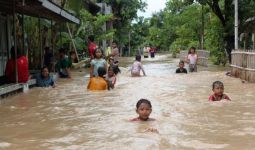 Banjir Melanda, Resepsi Nikah Bubar - JPNN.com