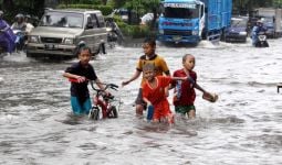 Tahun Baru, Warga Sampang Kebanjiran 1 Meter - JPNN.com