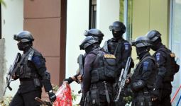 Pascateror di Polda Sumut, Densus Geledah Rumah Terduga Teroris - JPNN.com