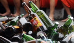 Terbongkar! Ratusan Botol Miras Dikubur di Belakang Rumah - JPNN.com
