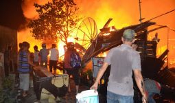 Warga Marah Lalu Bakar Rumah Makan Ini hingga Hangus - JPNN.com