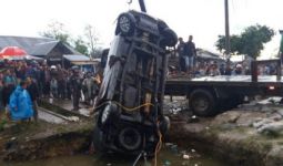 Mobil Kecemplung Kolam, Sembilan Orang Tewas di Tempat - JPNN.com