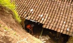 Rumah Nyaris Hanyut di Sungai, Untung Warga Selamat - JPNN.com