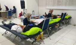 Relawan Anies-Sandi Gelar Donor Darah - JPNN.com