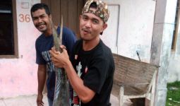 Lihat, Warga Tangkap Ikan Gerepoh Raksasa, Nih Fotonya - JPNN.com