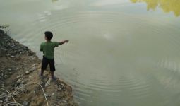 Tergelincir, Ibu dan Anaknya Tenggelam di Bekas Galian - JPNN.com