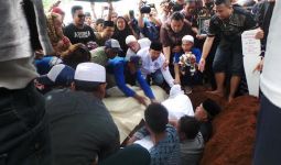 Ratusan Warga dan Aremania Iringi AK ke Pemakaman - JPNN.com