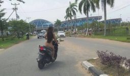 Lihat! Wanita Tanpa Busana Kendarai Motor ke Bandara - JPNN.com