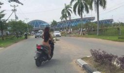 Wanita Tanpa Busana Naik Motor ke Bandara, Sehat Mbak? - JPNN.com