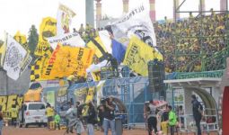 Sindir Manajemen, Ultrasmania Pilih Galang Dana di Luar Stadion - JPNN.com