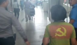 Beli Kaus Logo Palu Arit, Pakai ke Bandara, Ya Diciduk! - JPNN.com