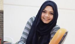Berharap Rina Kembali Hijrah, Rabbani Beri Kerudung Gratis - JPNN.com