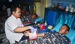 255 Prajurit dan PNS Koarmatim Sukarela Donor Darah - JPNN.com