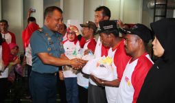 Warga Binaan Koarmatim Terima Sembako di Kapal Perang - JPNN.com