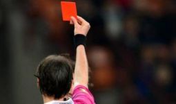 Pemukul Wasit Harusnya Dilarang Aktif di Sepak Bola Seumur Hidup - JPNN.com