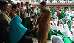 Pakaian tak Sopan, Bu Jamilah Didemo Siswa Madrasah - JPNN.com