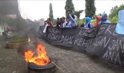 Demo Brutal! Mahasiswa Serang Kampus Sendiri - JPNN.com
