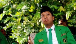 Eks Ketum PPP Romahurmuzy Terlihat di KPK, Ngapain, Pak? - JPNN.com