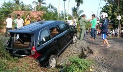 Braak! Mobil Kepala Balitbang Dihajar Kereta Api - JPNN.com