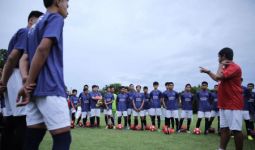 Indra Ajarkan Dribbling di Latihan Perdana PSG Academy - JPNN.com