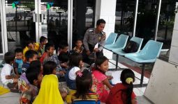 Anggota Polsekta KP Mengajar Anak-anak Putus Sekolah - JPNN.com