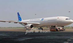 Pesawat Garuda Indonesia Keluar Landasan - JPNN.com