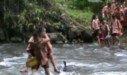 Tanpa Jembatan, Siswa SD ke Sekolah Seberangi Sungai - JPNN.com