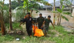 Korban Banjir Mengapung di Bengawan Solo - JPNN.com