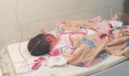 Kasihan, Bayi Ini Ditinggalkan Ibunya di Teras Rumah Warga - JPNN.com
