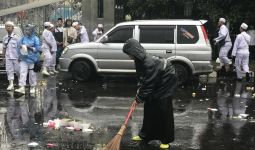 Ratusan Santri Bercadar Hitam Bersihkan Masjid Istiqlal - JPNN.com