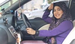 Erna, Penghasilan sebagai Driver Taksi untuk Beli Obat - JPNN.com