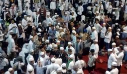 Rela Kehujanan di Halaman Masjid Istiqlal - JPNN.com