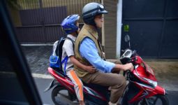 Libur Kampanye, Anies Antar Anak ke Sekolah Naik Motor - JPNN.com