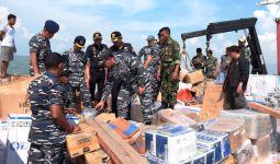 TNI AL Tangkap Kapal Penyelundup Barang Ilegal - JPNN.com