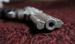 Duuh..Salah Taruh Pistol di Bawah Bantal, Tertembak Deh - JPNN.com